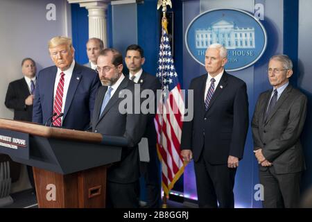 Washington, Stati Uniti d'America. 20 Marzo 2020. Il Presidente Donald J. Trump e il Segretario dei servizi sanitari e umani Alex Azar ascoltano una domanda reporterÕs durante un briefing di aggiornamento sui coronavirus venerdì 20 marzo 2020, nella Sala Stampa Briefing di James S. Brady della Casa Bianca. Persone: Presidente Donald Trump, Alex Azar Credit: Storms Media Group/Alamy Live News Foto Stock