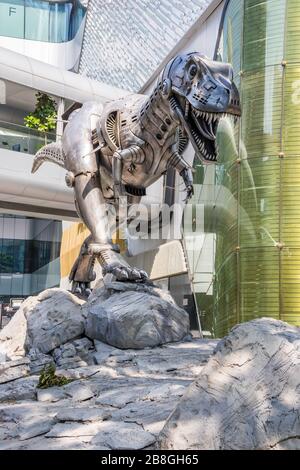 Bangkok, Thailandia - 23 Ottobre 2019: Statua di dinosauro fuori da un centro commerciale. Ci sono molti centri commerciali in città. Foto Stock