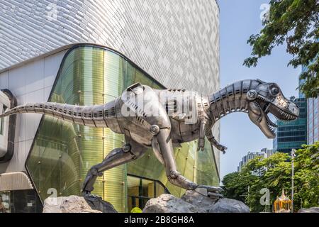 Bangkok, Thailandia - 23 Ottobre 2019: Statua di dinosauro fuori da un centro commerciale. Ci sono molti centri commerciali in città. Foto Stock