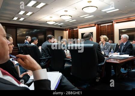 Washington, Stati Uniti d'America. 14 Marzo 2020. Il Vice Presidente Mike Pence incontra i membri della White House Coronavirus Task Force Sabato, 14 marzo 2020, nella White House Situation Room persone: Vice Presidente Mike Pence Credit: Storms Media Group/Alamy Live News Foto Stock