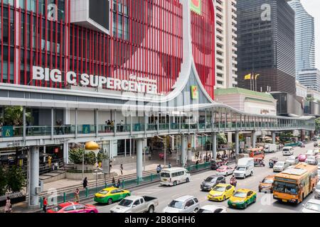 Bangkok, Thailandia - 23 ottobre 2019: Il traffico scorre oltre il Big C supercenter. Questo si trova nella zona di Ratchaprasong. Foto Stock