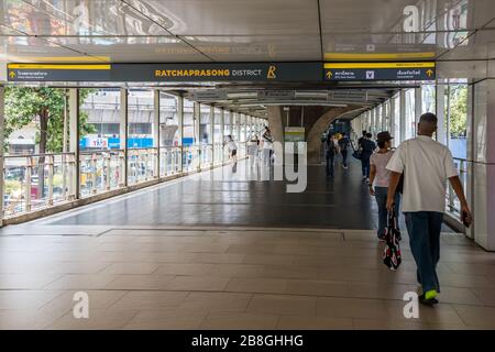 Bangkok, Thailandia - 23 ottobre 2019: Persone che camminano lungo uno Skywalk. Si trova nel quartiere di Ratchaprasong. Foto Stock