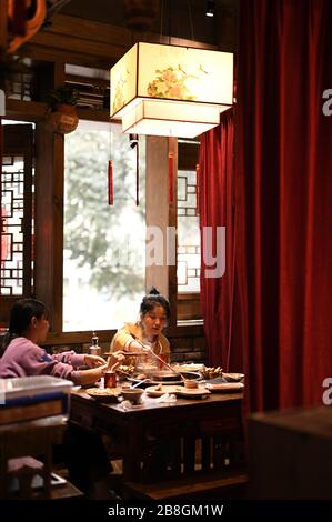 Chengdu, provincia cinese del Sichuan. 21 Mar 2020. I clienti possono usufruire dell'hotpot presso un ristorante di Chengdu, nella provincia di Sichuan, nella Cina sud-occidentale, il 21 marzo 2020. I ristoranti di Chengdu hanno ripreso gradualmente le loro attività con misure adottate per prevenire l'insorgenza della nuova malattia da coronavirus (COVID-19). Credit: Tang Wenhao/Xinhua/Alamy Live News Foto Stock