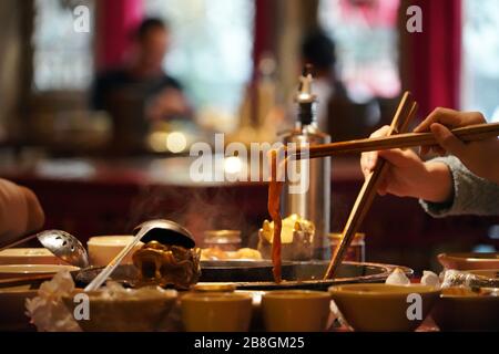 Chengdu, provincia cinese del Sichuan. 21 Mar 2020. I clienti possono usufruire dell'hotpot presso un ristorante di Chengdu, nella provincia di Sichuan, nella Cina sud-occidentale, il 21 marzo 2020. I ristoranti di Chengdu hanno ripreso gradualmente le loro attività con misure adottate per prevenire l'insorgenza della nuova malattia da coronavirus (COVID-19). Credit: Li Mengxin/Xinhua/Alamy Live News Foto Stock