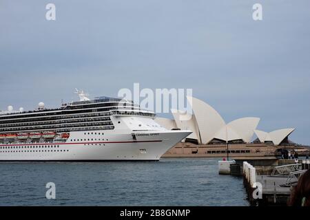 La nave da crociera Carnival Spirit entra in Circular Quay di fronte alla Sydney Opera House, in una giornata leggermente trascorsa Foto Stock