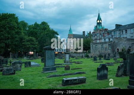 Cimitero al di fuori dell'Abbazia di Dunfermline, una chiesa della parrocchia di Scozia, Dunfermline; Regno di Fife; Fife; Scozia; Regno Unito; Europa Foto Stock