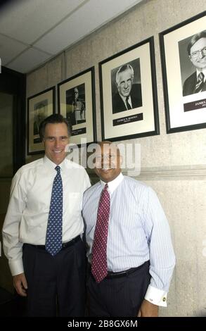 Governatore Mitt Romney con il segretario Alphonso Jackson. Foto Stock