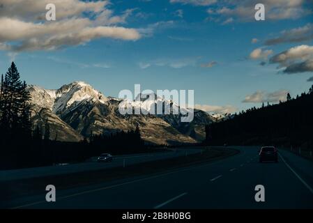 Scenario invernale innevato nelle Montagne Rocciose Canadesi - Mount Rundle e Vermillion Lakes - Banff National Park, Canada Foto Stock