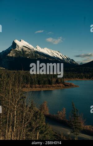 Scenario invernale innevato nelle Montagne Rocciose Canadesi - Mount Rundle e Vermillion Lakes - Banff National Park, Canada Foto Stock