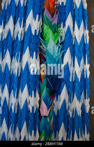Gru origami blu e bianche Foto Stock