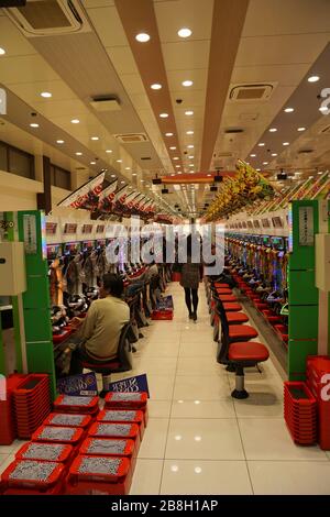 Sakurai Giappone - 2 dicembre 2013 - Pachinko Hall Foto Stock