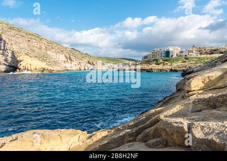 Mari blu chiari a Xlendi Gozo, Malta Foto Stock