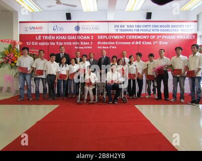 I laureati ricevono i certificati in IT presso il programma di formazione finanziato dall'USAID presso l'Università Van Lang, HCMC (6852594774). Foto Stock