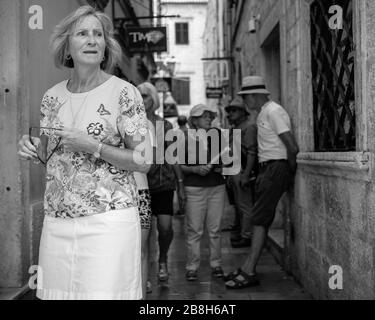 Montenegro, Sep 17, 2019: turisti per le strade di Cattaro Città Vecchia Foto Stock