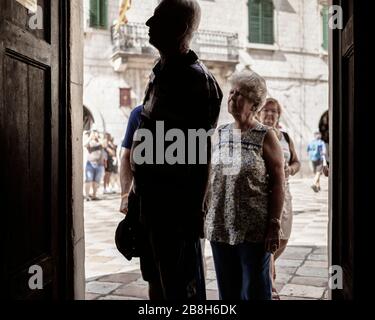 Cattaro, Montenegro, 17 settembre 2019: Credenti alla porta della Chiesa di San Luca Foto Stock