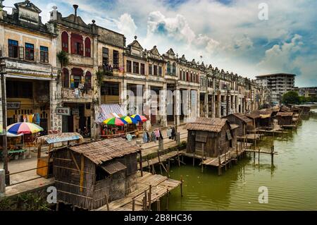 Edifici tradizionali di qilou, che ospitano sia negozi che case lungo il fiume Tanjiang, nella cittadina di Chikan, Kaiping. Foto Stock