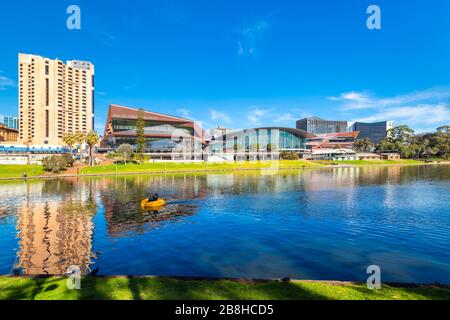 Adelaide, Australia - 4 agosto 2019: Lo skyline dell'Adelaide City Business Center è stato visto in un giorno attraverso Riverbank Foto Stock