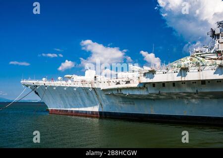 Minsk è un vecchio aerei sovietici portante in uso come un militare di parco a tema in Yantian, Shenzhen, Cina. Sul ponte sono aeroplani militari Foto Stock