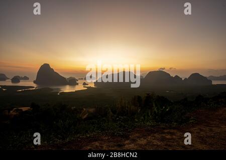 Alba al mattino. Montagne nel Mare delle Andamane. 2019 marzo: Samed Nang Phi Phang Nga, Thailandia Foto Stock