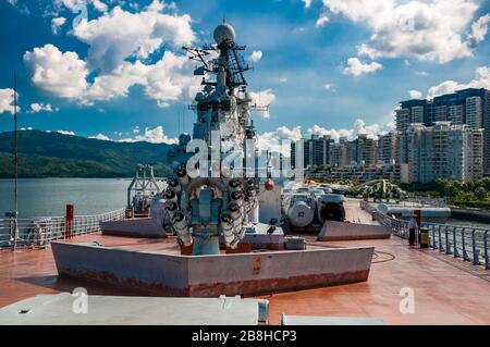 Di prua di Minsk un vecchio aerei sovietici portante in uso come un militare di parco a tema in Yantian, Shenzhen, Cina. Foto Stock