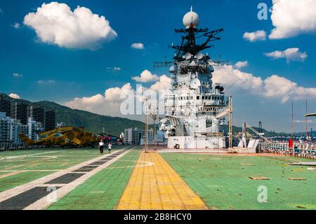 Vista del ponte di volo di Minsk un vecchio aerei sovietici portante in uso come un militare di parco a tema in Yantian, Shenzhen, Cina. Foto Stock