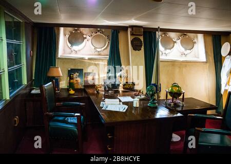 Il capitano dell'ufficio su Minsk un vecchio aerei sovietici portante in uso come un militare di parco a tema in Yantian, Shenzhen, Cina. Foto Stock