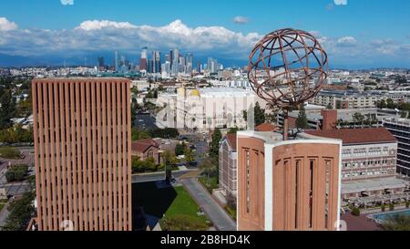 Veduta aerea generale di un globo VKC che si trova in cima al Centro von KleinSmid nel campus dell'Università della California del Sud, Sabato 21 Marzo 2020, a Los Angeles, California (Foto di IOS/Espa-Images) Foto Stock