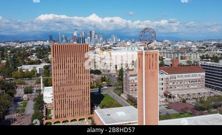 Veduta aerea generale di un globo VKC che si trova in cima al Centro von KleinSmid nel campus dell'Università della California del Sud, Sabato 21 Marzo 2020, a Los Angeles, California (Foto di IOS/Espa-Images) Foto Stock