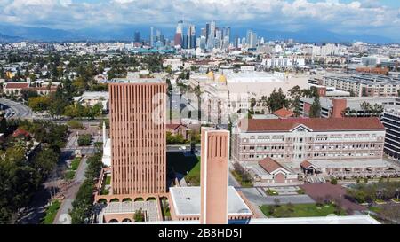 Veduta aerea generale di un globo VKC che si trova in cima al Centro von KleinSmid nel campus dell'Università della California del Sud, Sabato 21 Marzo 2020, a Los Angeles, California (Foto di IOS/Espa-Images) Foto Stock