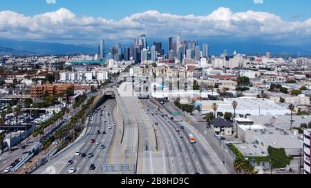 Vista aerea generale del centro di Los Angeles visto da sopra le corsie sull'Interstate 110, sabato 21 marzo 2020, a Los Angeles, California (Foto di IOS/Espa-Images) Foto Stock