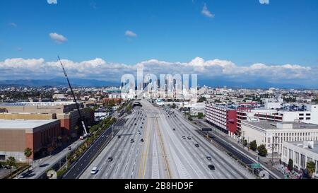 Vista aerea generale del centro di Los Angeles visto da sopra le corsie sull'Interstate 110, sabato 21 marzo 2020, a Los Angeles, California (Foto di IOS/Espa-Images) Foto Stock