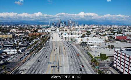 Vista aerea generale del centro di Los Angeles visto da sopra le corsie sull'Interstate 110, sabato 21 marzo 2020, a Los Angeles, California (Foto di IOS/Espa-Images) Foto Stock