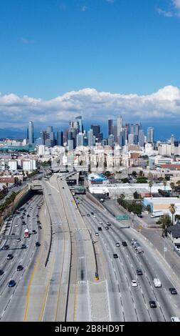 Vista aerea generale del centro di Los Angeles visto da sopra le corsie sull'Interstate 110, sabato 21 marzo 2020, a Los Angeles, California (Foto di IOS/Espa-Images) Foto Stock