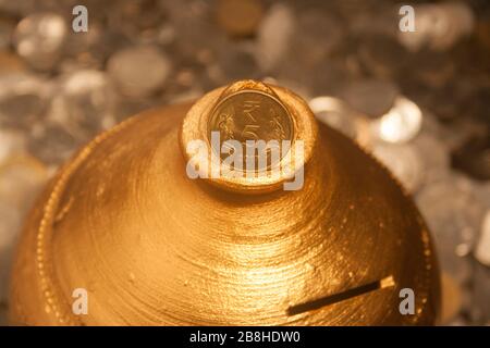 Gullak è il nome tradizionale di un contenitore di moneta o banca indiana di piggy, solitamente usato dai bambini in India rurale, moneta Foto Stock