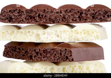 Pila di cioccolato poroso marrone e bianco isolato su sfondo bianco Foto Stock