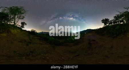 VR360 gradi la Via Lattea sopra la montagna in mare - Samed Nang Nee, provincia di Phang Nga, Thailandia Foto Stock