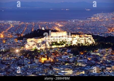 Lo skyline di Atene panorama con Acropoli in Grecia dal picco Lycabettus di notte Foto Stock