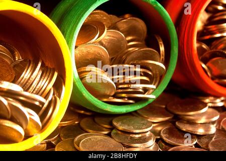Gullak è il nome tradizionale di un contenitore di moneta o banca indiana di piggy, solitamente usato dai bambini in India rurale, moneta Foto Stock