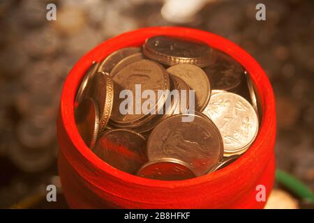 Gullak è il nome tradizionale di un contenitore di moneta o banca indiana di piggy, solitamente usato dai bambini in India rurale, moneta Foto Stock