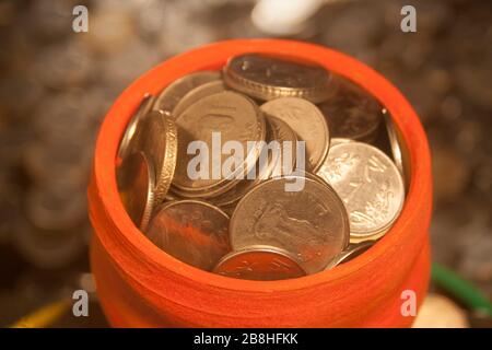 Gullak è il nome tradizionale di un contenitore di moneta o banca indiana di piggy, solitamente usato dai bambini in India rurale, moneta Foto Stock