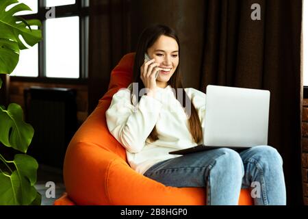 La comunicazione e il lavoro della donna freelance dalla sede Foto Stock