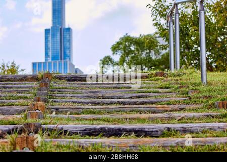 Parco e alto grattacielo sullo sfondo Foto Stock