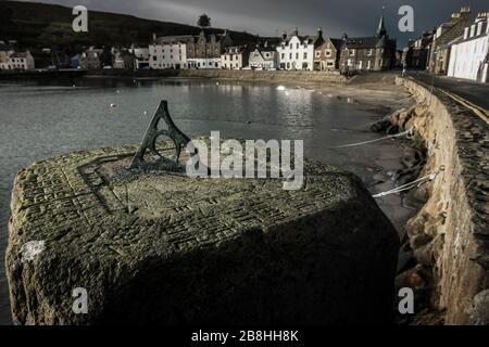 Una vecchia meridiana nel tranquillo porto di Stonehaven, Aberdeenshire, in una soleggiata mattinata invernale di dicembre. Foto Stock