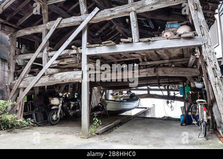 Il retro di una tradizionale casa di pescatori giapponese o Ine No Funaya Boathouse nella città di Ine, nel nord della Prefettura di Kyoto, Giappone Foto Stock