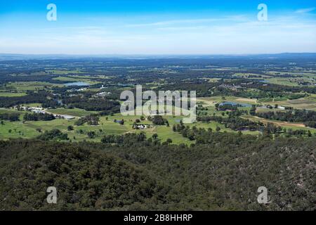 19 marzo 2020 - Foresta di Stato di Pokolbin, nuovo Galles del Sud, Australia: Vista della foresta di Stato di Pokolbin che si affaccia sulla regione della Hunter Valley nel nuovo Galles del Sud. Foto Stock