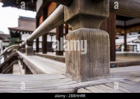 Particolare di un edificio in legno al Santuario di Shimogamo, a Kyoto, Giappone. Foto Stock