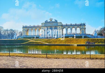 VIENNA, AUSTRIA - 19 FEBBRAIO 2019: Il panoramico padiglione Gloriette, decorato con arcate e sculture simmetriche, domina la collina di Schonbrunn del SC Foto Stock