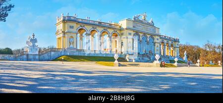 VIENNA, AUSTRIA - 19 FEBBRAIO 2019: Panorama dello storico padiglione Gloriette del complesso del Palazzo di Schonbrunn; è decorato con ghirlande, stampaggio, scul Foto Stock