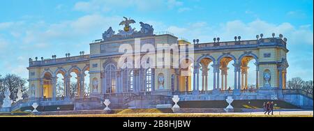 VIENNA, AUSTRIA - 19 FEBBRAIO 2019: Panorama del Padiglione Gloriette - una delle strutture più belle e riccamente decorate del palazzo di Schonbrunn c Foto Stock