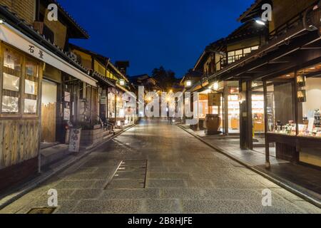 Vista notturna di Ninenzaka, una vecchia strada tradizionale nella zona di Higashiyama di Kyoto, Giappone, in una serata tranquilla. Foto Stock